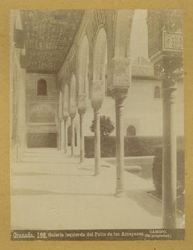 Galeria esquerda do Patio de Los Arrayanes. Palácio Mouro de Alhambra, Granada