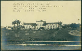 Câmara Municipal de Alagoinhas. No primeiro plano vê-se um rio canalisado. Bahia