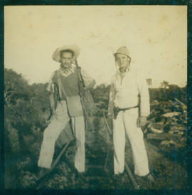 Salobra, Mato Grosso. Da esquerda para direita: Gentile e Pavan de volta de uma caçada.
