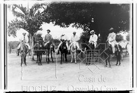 Grupo a cavalo, entre eles, Belisário Penna e Arthur Neiva