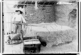 Homem fabricando farinha - torrefação