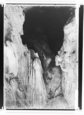 Detalhe de estalagmites no interior da gruta