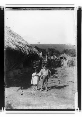 Duas crianças indígenas