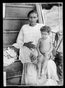 Mulher com criança no colo, Rio Xapuri, Boca do Acre