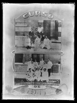 Turma de 1911 do Curso de Aplicação do Instituto Oswaldo Cruz. Imagem superior da esquerda para d...