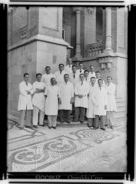 Grupo de médicos no Instituto Oswaldo Cruz