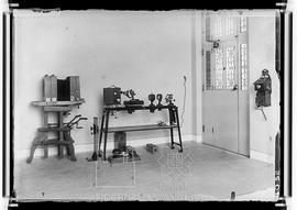 Laboratório de fotografia no Pavilhão Mourisco: câmera fotográfica para negativo de vidro, mesa ó...