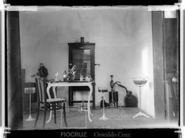 Laboratório: ao fundo, forno Pasteur, estufa e autoclave