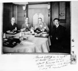 Almoço no Centro Japonês: da direita para esquerda, Hideyo Noguchi, dr. Angel Brioso Vasconcelos ...