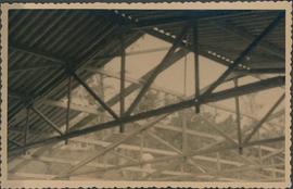 Vista inferior do telhado de um dos pavilhões no Sanatório de São Sebastião durante as obras