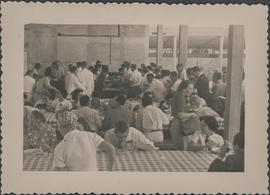 Pessoas em almoço do evento da Campanha Nacional contra a Tuberculose no Sanatório de Curicica
