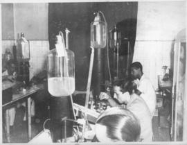 Distribuição de vacinas- Funcionários trabalhando no Laboratório do Pavilhão Vacínico. Rio de Jan...