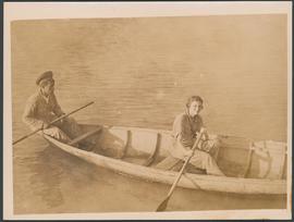 Maria José von Paumgartten dentro de barco no rio Paraguai