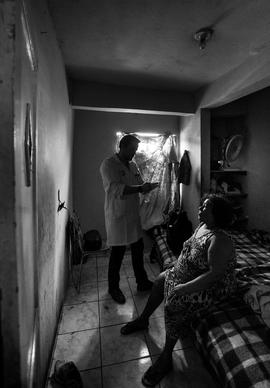 João Marcelo Goulart realizando atendimento domiciliar na comunidade da Rocinha