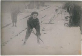 Enfermeira Antonieta retirando a neve em frente à sua barraca