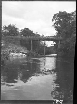 Ponte sobre o rio Corumbá, dentro da cidade do mesmo nome