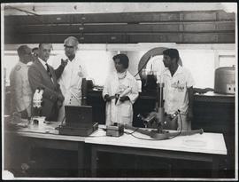 Dyrce Lacombe e Rudolf Barth no laboratório