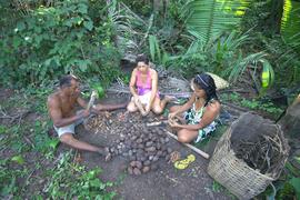 Quebra de babaçu para fabricação de óleo no povoado de Santo Antônio