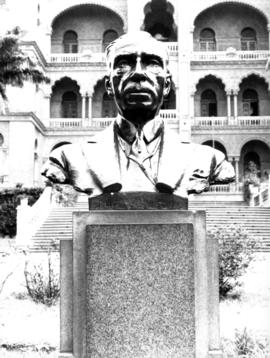 Busto de Carlos Chagas em frente ao Pavilhão Mourisco