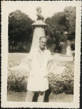 Rudolf Barth em frente ao busto de Oswaldo Cruz