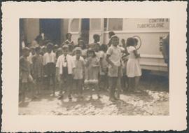 Crianças sendo conduzidas a ambulância do Serviço Nacional de Tuberculose