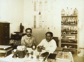 Gaspar de Oliveira Vianna com outra pessoa no laboratório do Pavilhão Mourisco