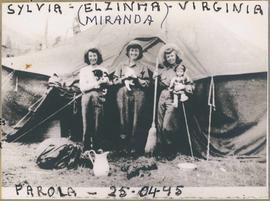 Ten. Enfermeiras Sylvia P. Marques, Elza. M.S. Maior e Virgínia Portocarrero durante arrumação na...