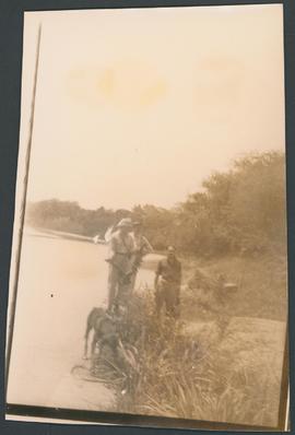 Maria José von Paumgartten, Lauro Travassos e Teixeira de Freitas na margem do rio Miranda