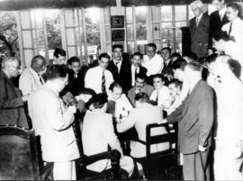 Jogo de xadrez, Walter Oswaldo Cruz sentado à direita