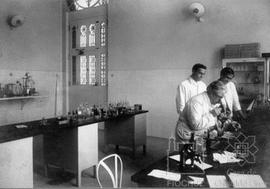 Oswaldo Cruz ao microscópico, ao lado de seu filho Bento Oswaldo Cruz e Burle Figueiredo