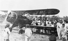 Gladstone Deane subindo a escada de avião biplano e monomotor, de asas de lona, do Correio Aéreo ...