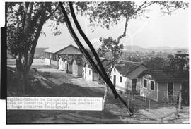 Hospital Colônia de Curupaiti: casas de comércio propriedade dos doentes Ao longe avista-se Jacar...
