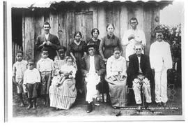 Grupo de doentes com lepra e seus familiiares