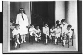 Asilo Santa Therezinha: grupo de crianças com freira
