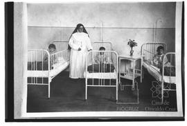 Asilo Santa Therezinha: Freira na enfermaria com três crianças