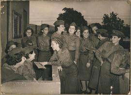 Alunas do Curso de Enfermeiras de Emergência da Reserva do Exército em treinamento