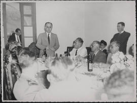 Clemente Mariani e outros durante um almoço