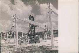 Operários instalando uma viga com uma empilhadeira elétrica nas obras do Sanatório de Sancho