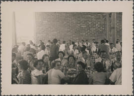Pessoas em almoço do evento da Campanha Nacional contra a Tuberculose no Sanatório de Curicica