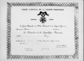 Certificado de condecoração concedido a Oswaldo Cruz pela Ordem Nacional da Legião de Honra, torn...
