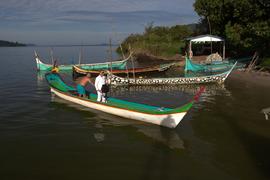 Óscar Gámez chegando de barco em ilha da baía de Paranaguá