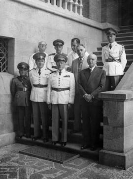 Visita do ilustríssimo general Souza Ferreira ao IOC em 25/04/1945 para assistir ao preparo do pl...