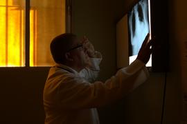 Luis Alciades Domenech examinando chapa de raio X em UBS de Pedra de Maria da Cruz