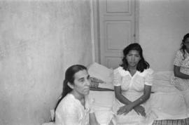 Três pacientes em um quarto feito para um paciente no Sanatório Getúlio Vargas