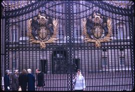 Dyrce Lacombe em frente ao portão do palácio de Buckingham