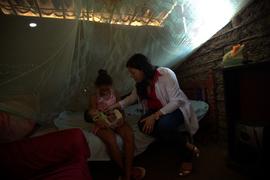 Miriela León Sierra realizando atendimento domiciliar de mãe adolescente em Mulungu