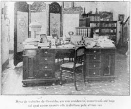 Mesa de trabalho de Oswaldo Cruz, em sua residência, conservada como ele deixou ao trabalhar pela...