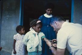 Profissional de saúde atendendo a população local, Gohapin, Nova Caledônia, Oceania