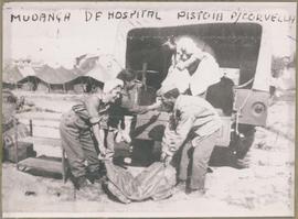 Enfermeiras e militares carregando caminhão durante mudança do hospital de Pistoia para o hospita...