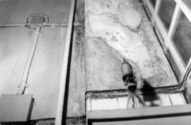 Inventário fotográfico da deterioração das instalações: parede e tubulação do Pavilhão Figueiredo...